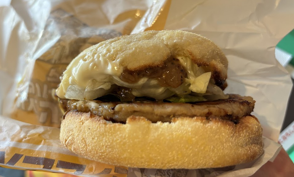 マクドナルド 水道橋外堀通り店でN.Y. ソーセージ ペッパー&ビーフソテーマフィン セット
