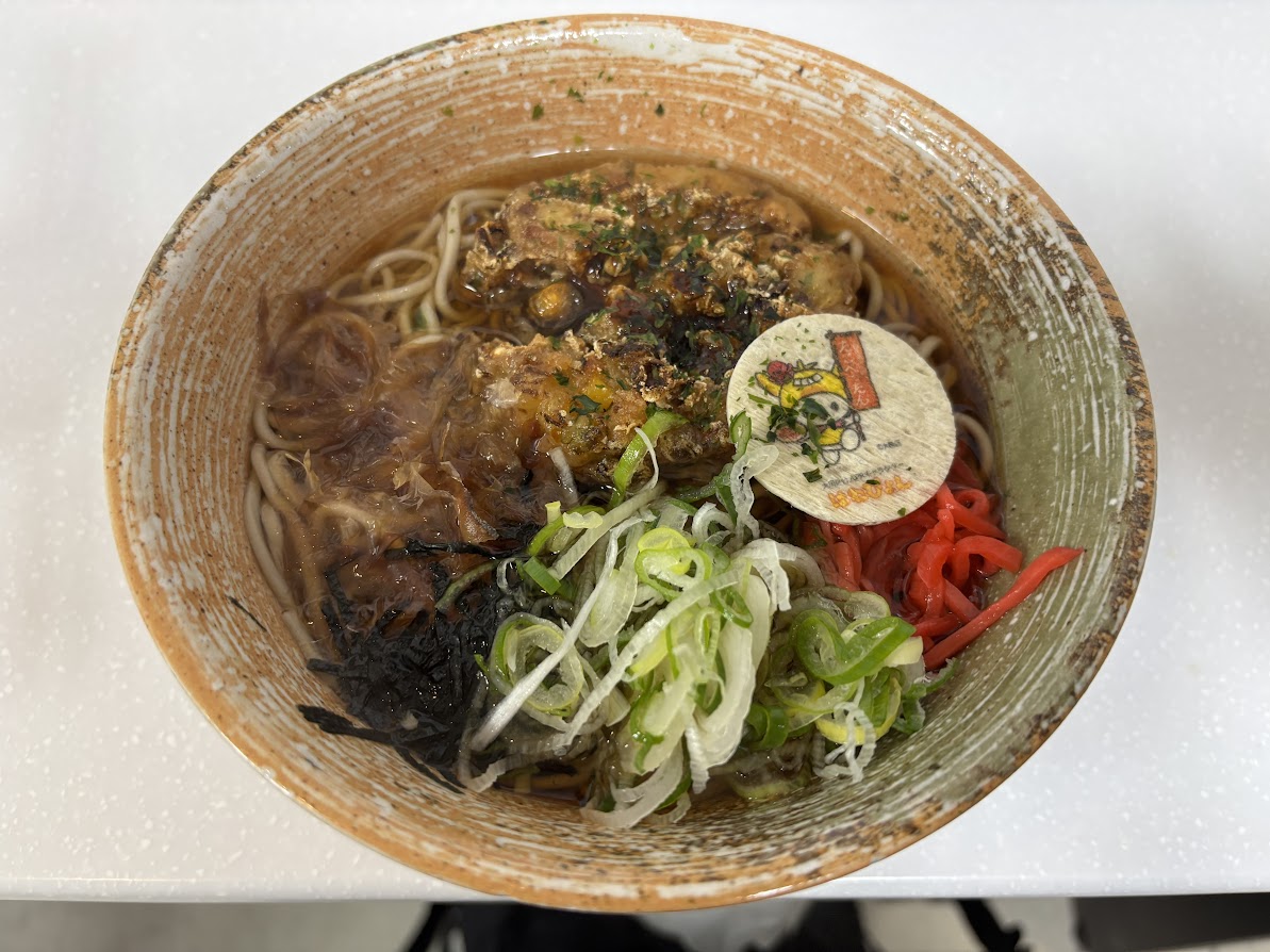 えきめんや 京急川崎店でたこぺったんそば（たこぺったん＝たこ・キャベツ・大豆・コーン・にんじん・ねぎ入り揚げ物）