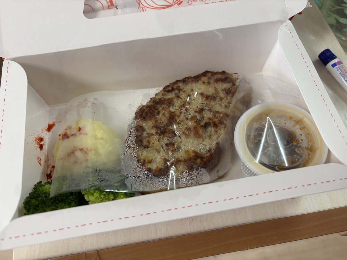 びっくりドンキー テイクアウトのレギュラーハンバーグ S、790円