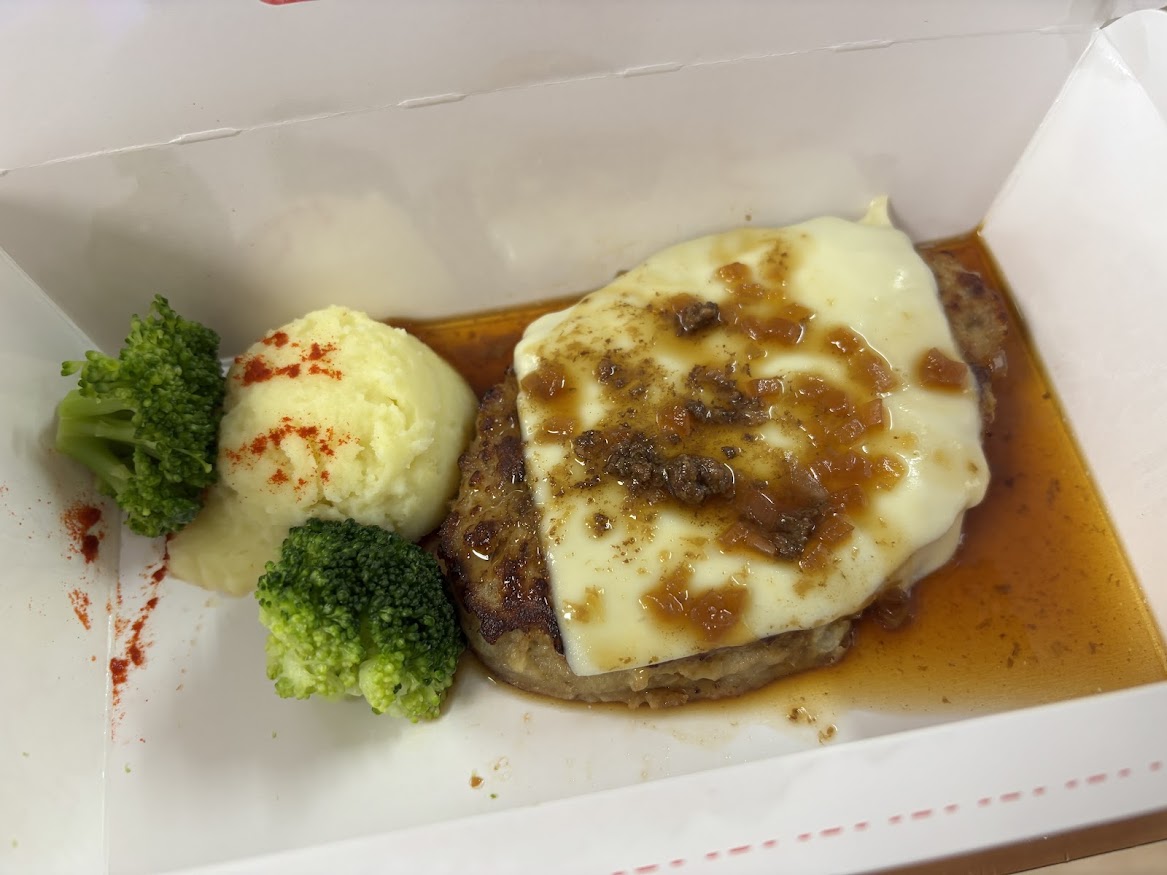 びっくりドンキー テイクアウトのレギュラーハンバーグ S、790円にチーズを載せて温めた奴