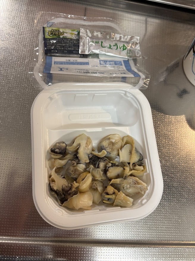 【醤油とワサビ付き刺身】ローソン（LAWSON）の北海道産つぶ貝（北海道産毛つぶ使用）