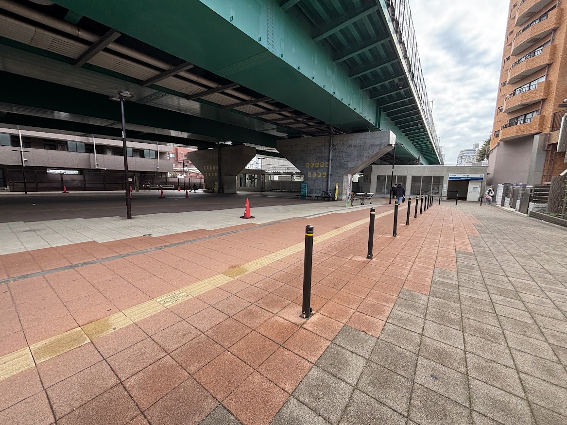 西武新宿線 中井駅北口前とその広場
