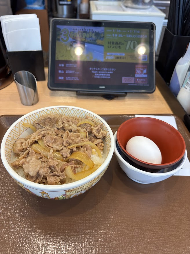 すき家 新宿南店で牛丼並盛＋もう1品のランチコンボ500円でもう1品は「たまご」