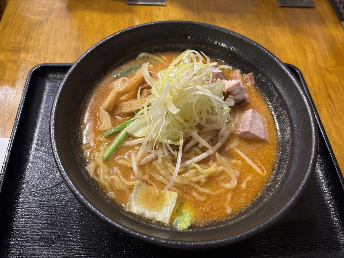 神楽坂 麺屋ふぅふぅ亭で熟成味噌ラーメン（熟成縮れ麺使用）