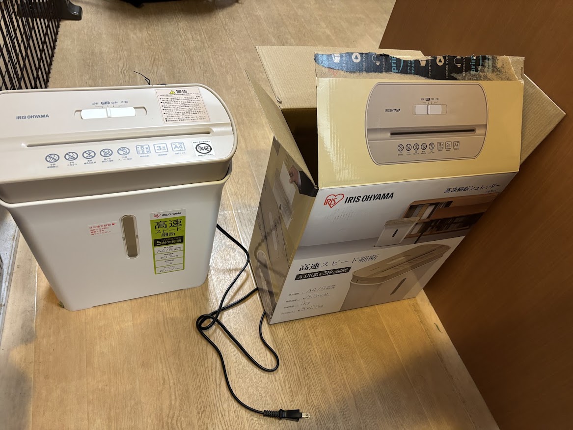 「アイリスオーヤマ シュレッダー 家庭用 高速細断3.7m/分 細断枚数8枚 クロスカット 連続使用3分 ダストボックス8.9L A4/65枚収容 コンパクト P8GC アイボリー」を再度購入（前のが壊れたので）