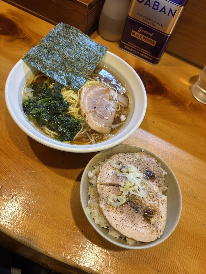 東武東上線 川越市駅近くの豚骨醤油(横浜家系)ラーメン 黒王(ブラックキング)で平日限定 中華そば+ミニチャーシュー丼