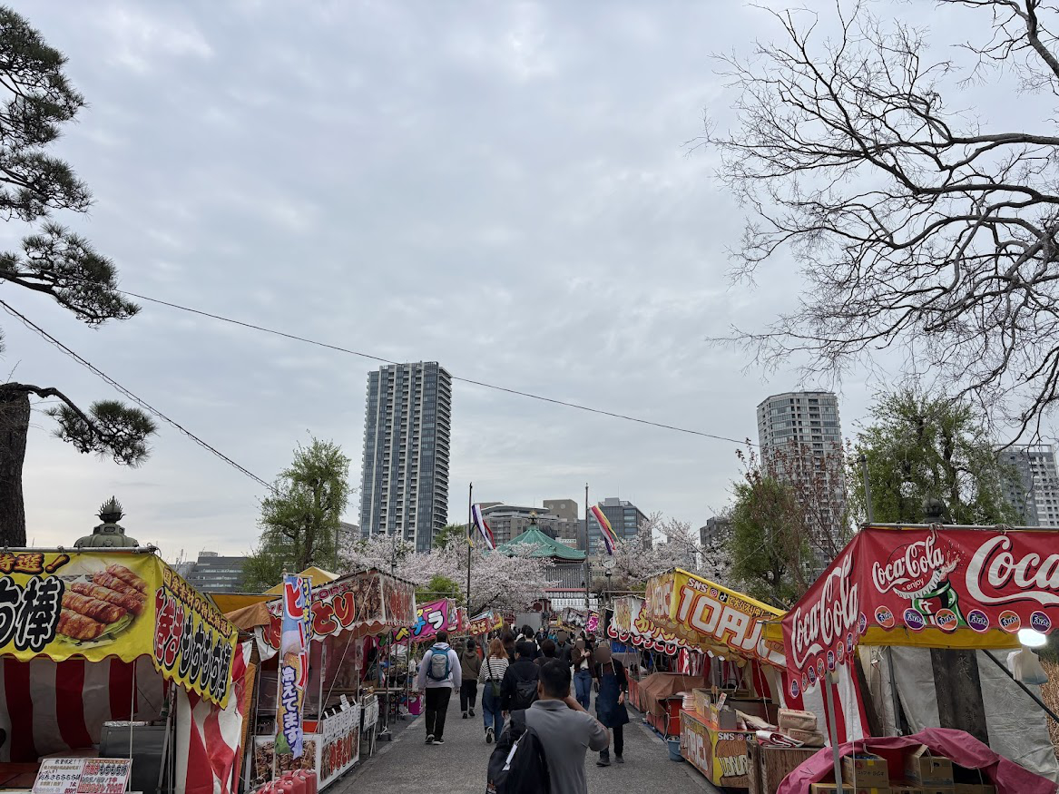 上野恩賜公園（上野公園） 不忍池辯天堂と桜と屋台