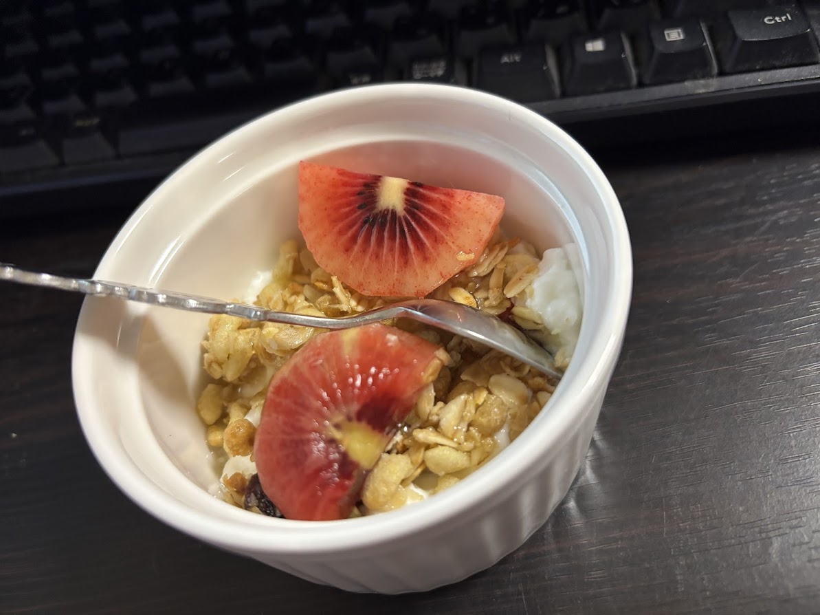 赤いキウイ「ゼスプリ・ルビーレッド」とグラノーラとヨーグルト