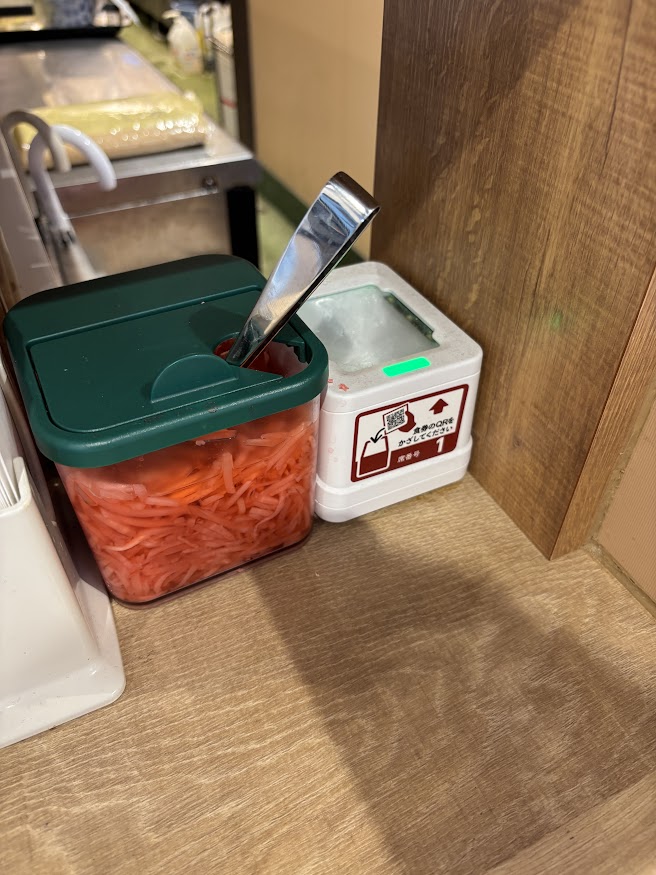 松屋 東中野店 席番号と食券からのQRコード読み取り機