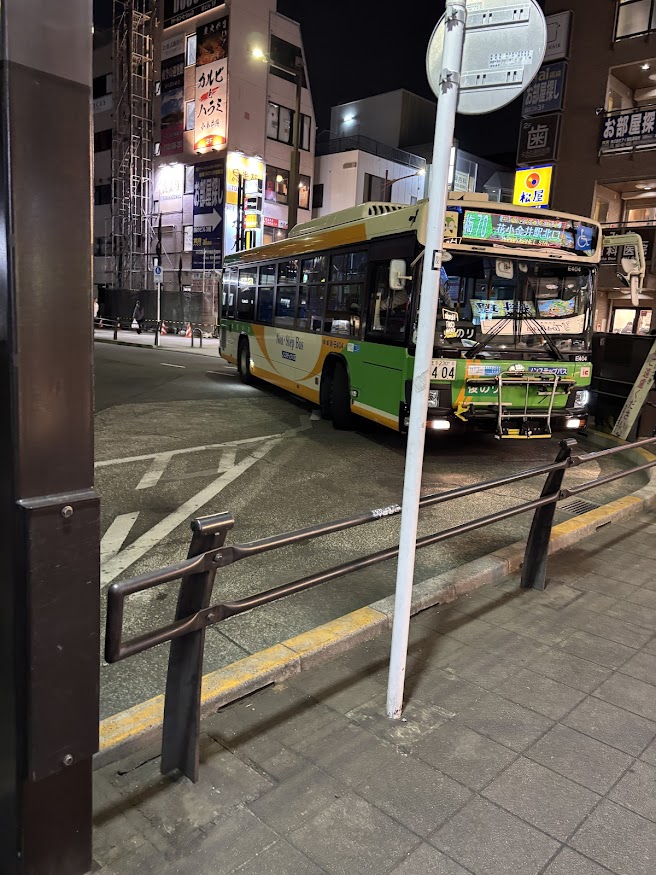花小金井駅北口で都営バス 梅70の電飾案内板と全面に見慣れぬオプション