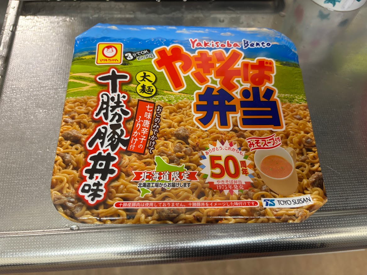 マルちゃん 北海道限定 やきそば弁当 太麺 十勝豚丼味 七味唐辛子のふりかけ付 みそスープ付き