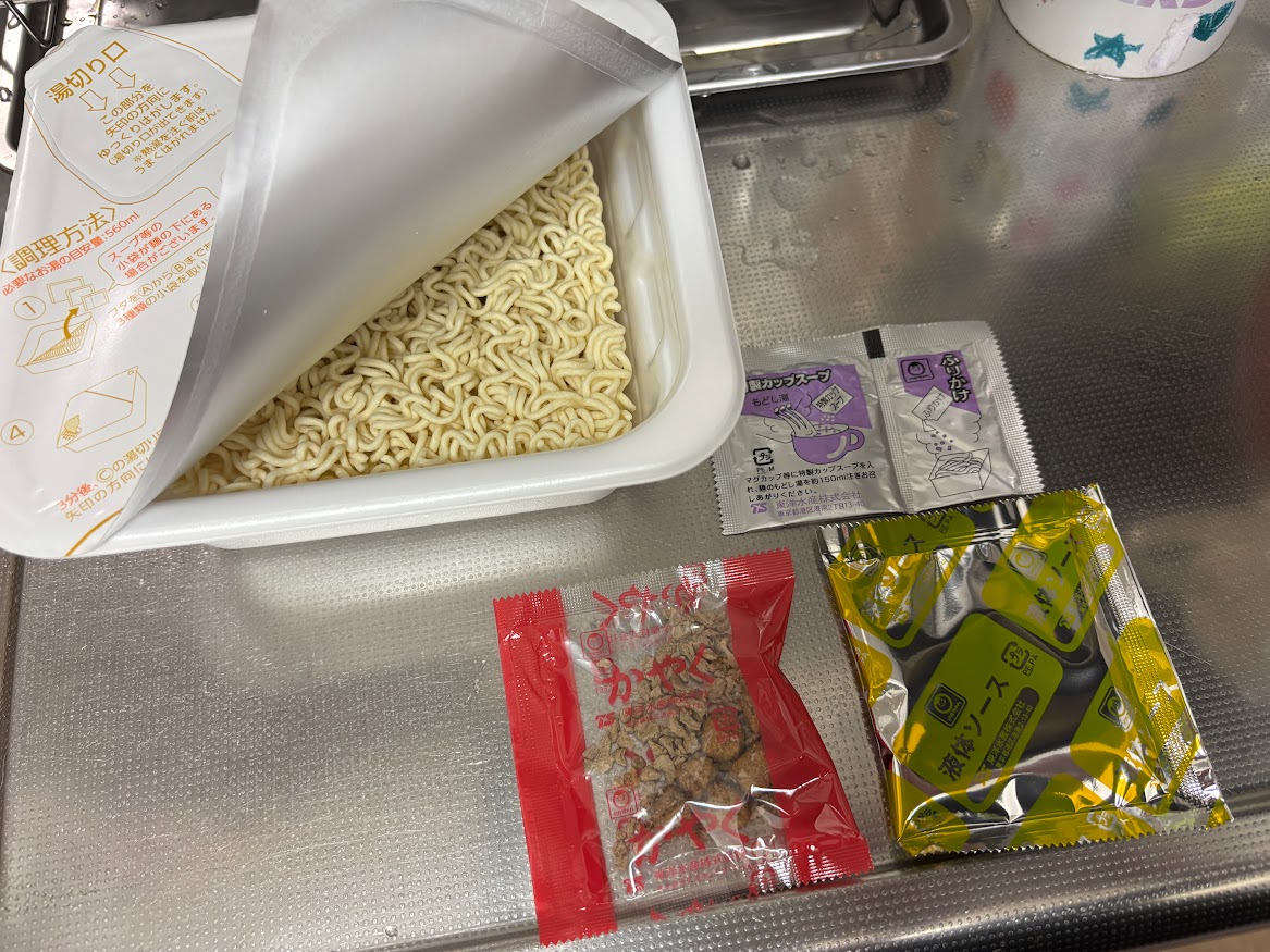 マルちゃん 北海道限定 やきそば弁当 太麺 十勝豚丼味 七味唐辛子のふりかけ付 みそスープ付き 中身