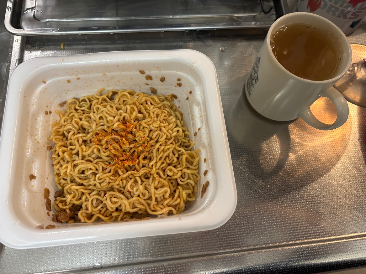 マルちゃん 北海道限定 やきそば弁当 太麺 十勝豚丼味 七味唐辛子のふりかけ付 みそスープ付き 完成