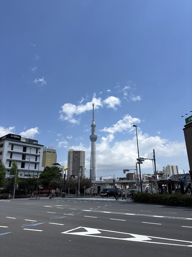 駒形橋西詰交差点からうんこビルと東京スカイツリー