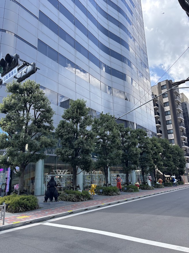 バンダイ本社周辺のゴジラやデジモンやドラゴンボールの悟空等