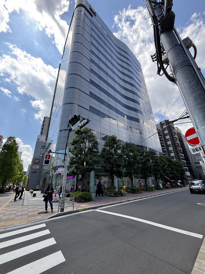 バンダイ本社周辺の魔法の姉妹ルルットリリィの広告とゴジラやデジモンやドラゴンボールの悟空像等