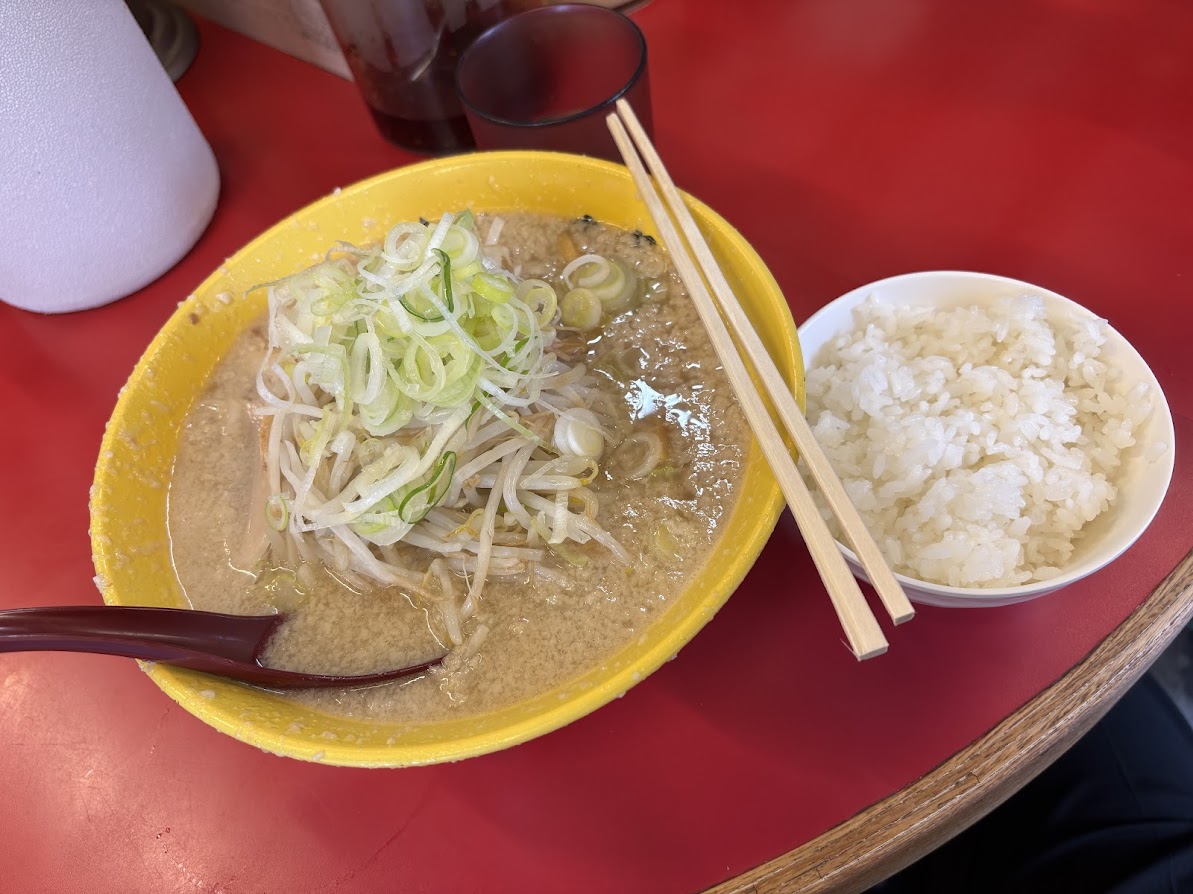 らーめん弁慶 浅草本店で背脂たっぷりのラーメン（とサービスのライス）