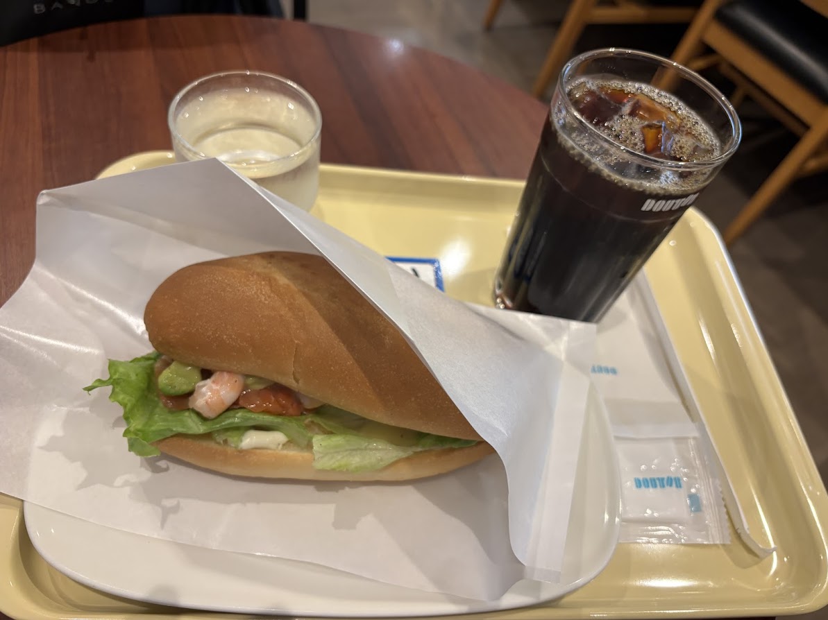ドトールコーヒーショップ 新中野店で「爽やかレモン ミラノサンドB スモークサーモン・エビ・アボカド（とドリンクのセット）」