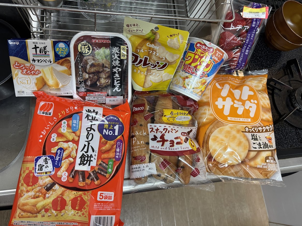 明治 北海道十勝カマンベールチーズ、プリマハム 国産豚 炭火焼やきとん つまみ豚（にんにく香る塩だれ）、カルビー フルーツスナック フルッツ カリッとバナナ、食べるスープ ホットワンタン 貝だしスープ、栃木県産苺（とちあいか）、三幸製菓 粒より小餅、Pasco スナックパンチョコ、ソフトサラダ 塩とごま油風味