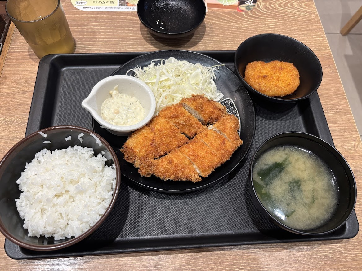 松のや 東新宿店でXクーポン 鶏ささみかつ定食580円と無料券でもらったコロッケ