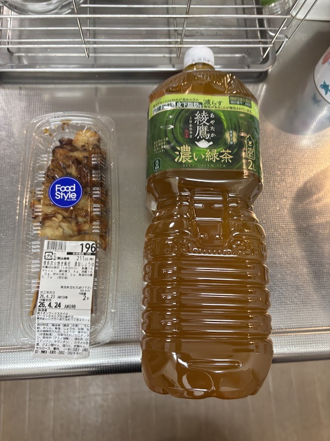 ピーコックストア花小金井店で買ってきた総菜の備長炭焼き鳥皮 濃旨しょうゆと綾鷹 濃い緑茶 2L