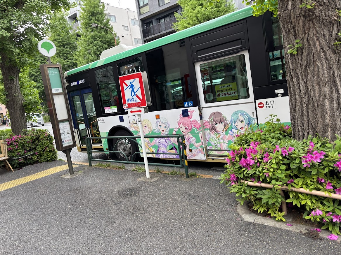 西馬橋バス停でバンドリ！のラッピングバス