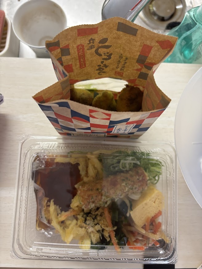 丸亀製麺武蔵小金井で買ってきた「2種の天ぷらとおかずの定番うどん弁当」と「うどーなつ 抹茶味」