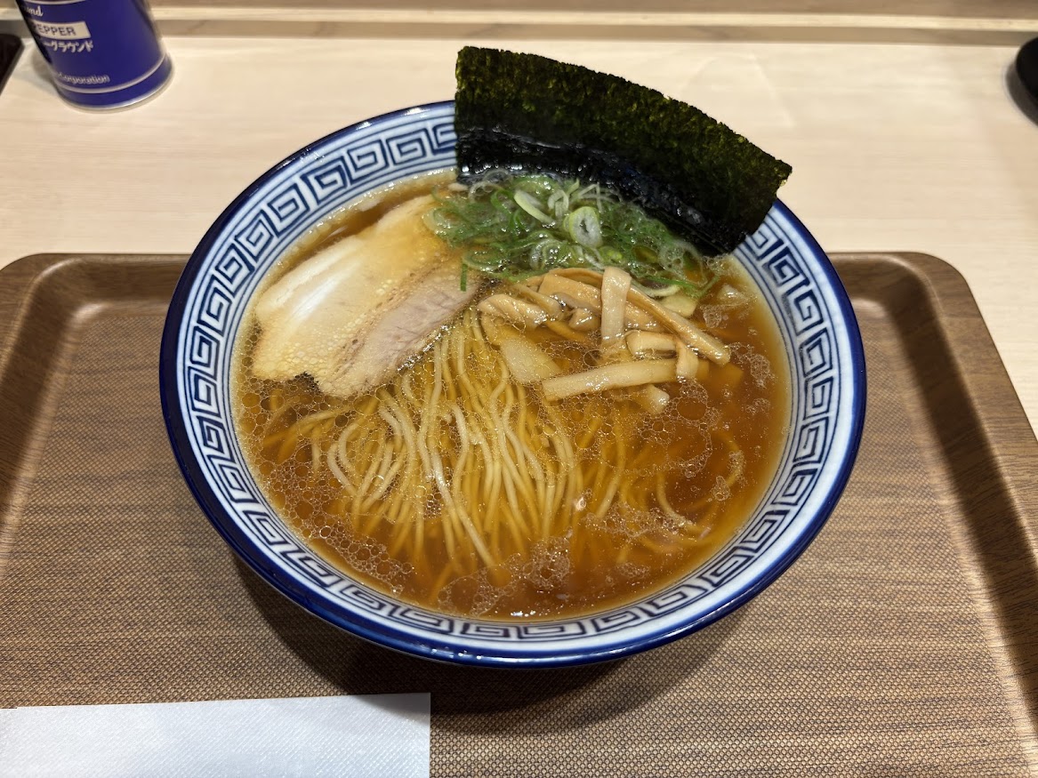 松屋系列のラーメン屋「松太郎 新宿小滝橋通り店」で「醤油ラーメン」