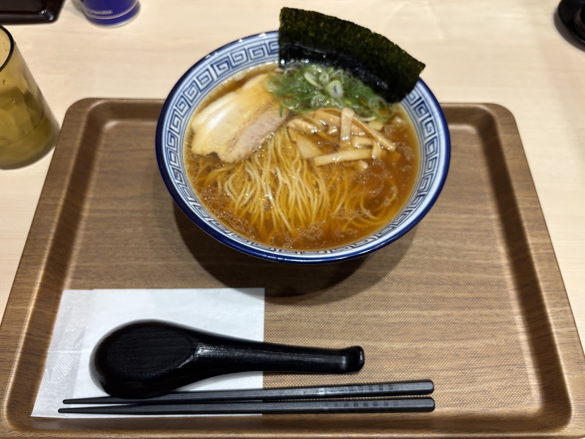 松屋系列のラーメン屋「松太郎 新宿小滝橋通り店」で「醤油ラーメン」