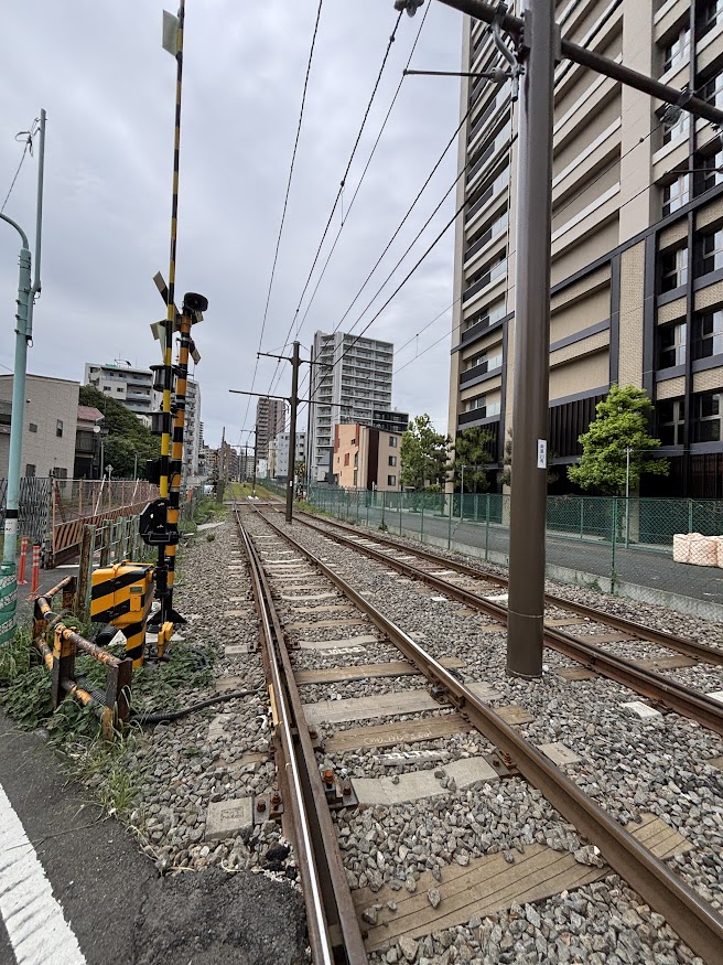 IKE·SUNPARK近くの都電荒川線（東京さくらトラム）踏切