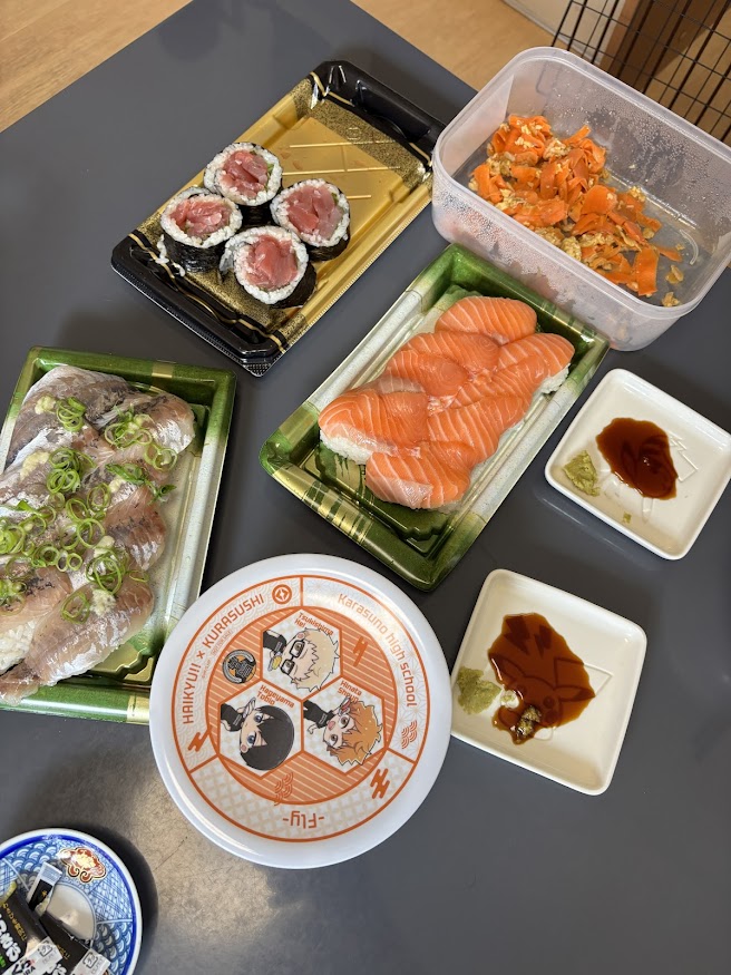 ロピア田無店で買ってきた魚萬 サーモンにぎり寿司、ほぼ海鮮巻き（鉄火）、あじにぎり寿司