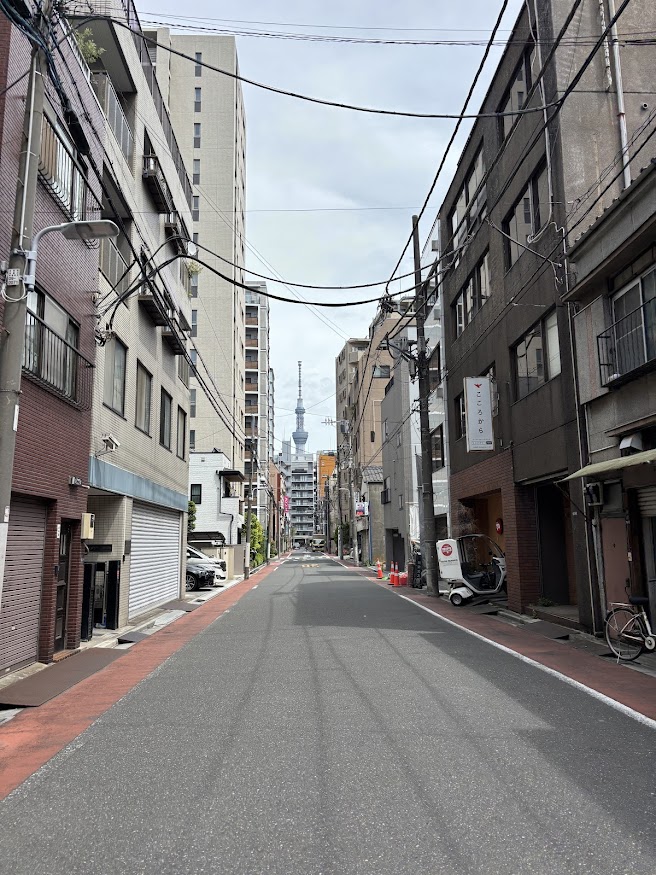 稲荷町駅と稲荷駅の真ん中あたり？からの東京スカイツリー