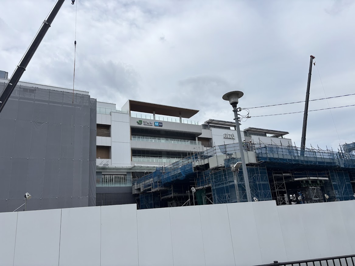 中野駅西側南北通路・橋上駅舎等事業で建設中の中野駅上のアトレ