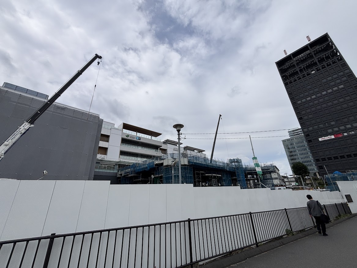 中野駅西側南北通路・橋上駅舎等事業で建設中の中野駅上のアトレ