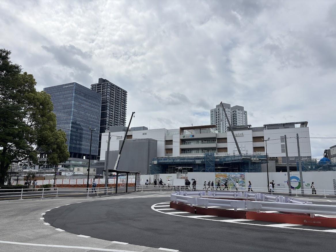 中野駅西側南北通路・橋上駅舎等事業で建設中の中野駅上のアトレ