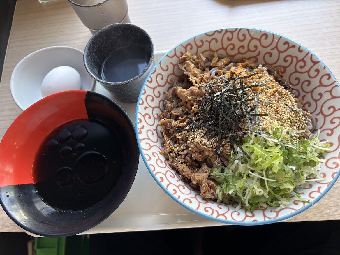 神保町駅近くの港屋インスパイア系？「立ち食い蕎麦 噛む。」で名物肉つけ蕎麦の牛肉つけ蕎麦（中盛）