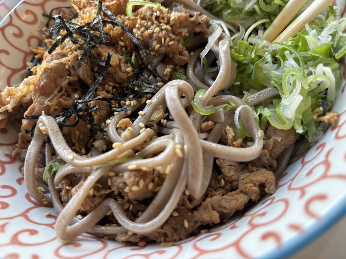 「立ち食い蕎麦 噛む。」で名物肉つけ蕎麦の牛肉つけ蕎麦（中盛）の中太麺