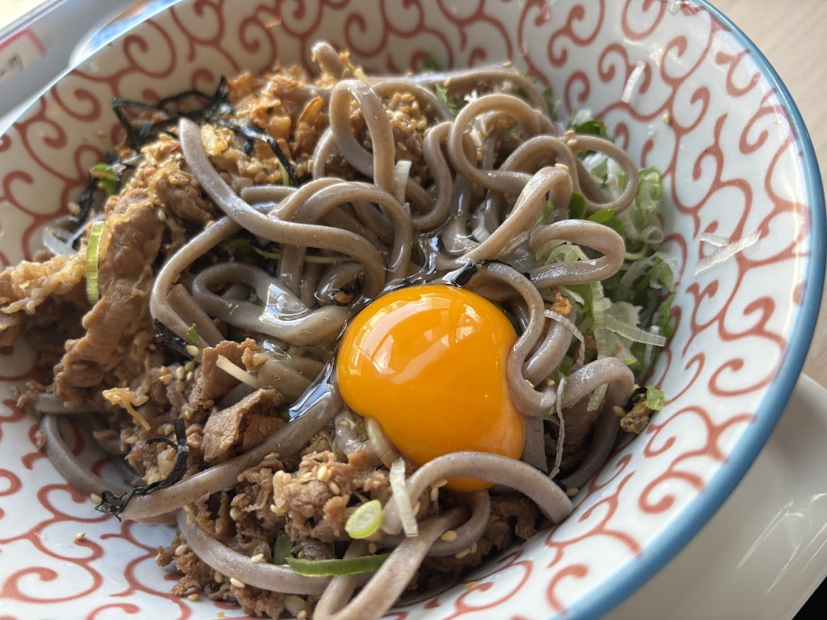 名物肉つけ蕎麦の牛肉つけ蕎麦（中盛）に生玉子投入