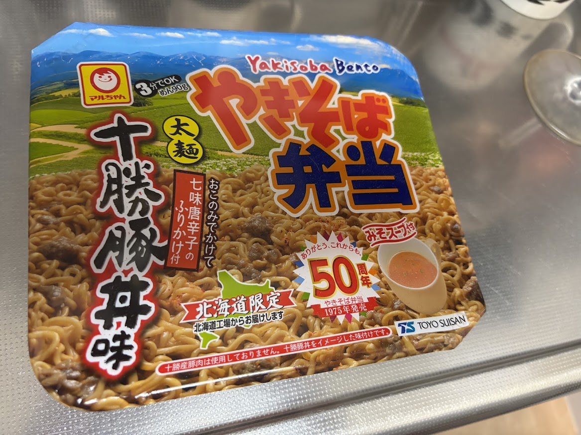 マルちゃん 北海道限定 やきそば弁当 太麺 十勝豚丼味 七味唐辛子のふりかけ付 みそスープ付き