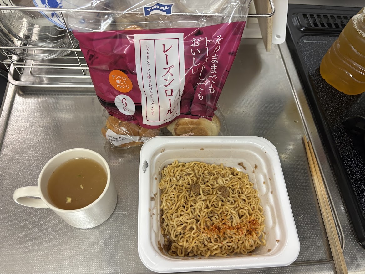 マルちゃん 北海道限定 やきそば弁当 太麺 十勝豚丼味と付属のみそスープとトライアル レーズンロール（製造は山崎製パン）