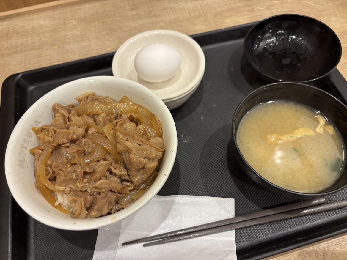 松屋 茅場町店（松のや併設）で牛めし（並盛）とサービス券でもらった生卵