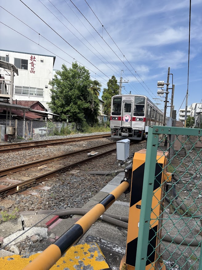 東武亀戸線踏切と東武亀戸線車両