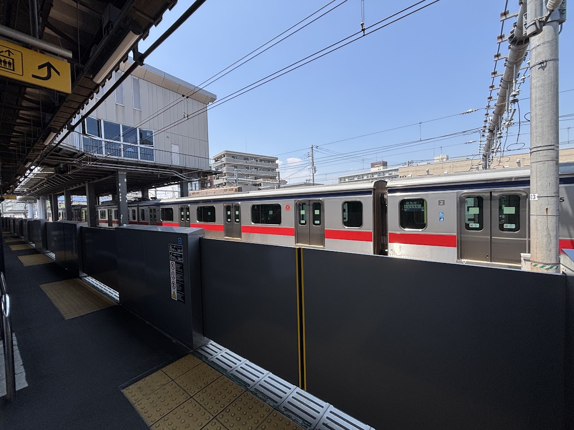 相鉄線 西横浜駅横の車両基地に止まる東急の車両