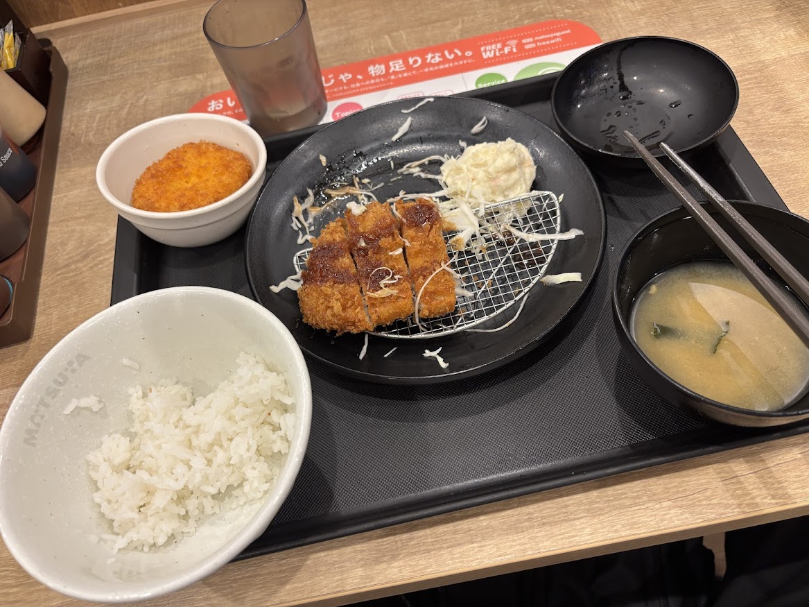松屋 茅場町店（松のや併設）でXクーポン ロースかつ定食＆トッピングポテサラ、550円（税抜ならワンコイン）と無料券のコロッケ