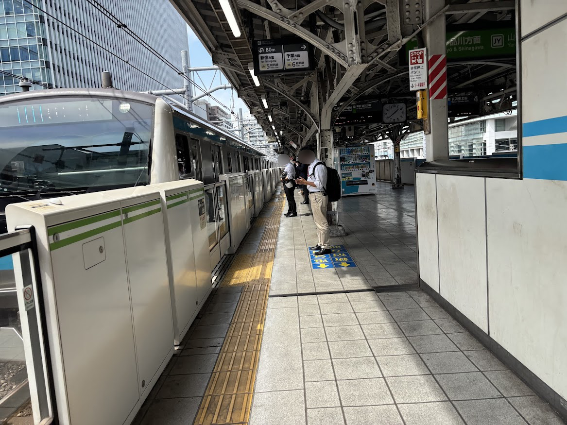 秋葉原駅でメンテナンス作業・工事のため山手線のホーム3番線に到着する京浜東北線車両