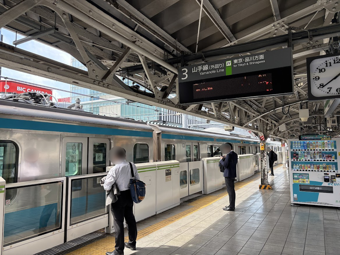 秋葉原駅でメンテナンス作業・工事のため山手線のホーム3番線に到着する京浜東北線車両