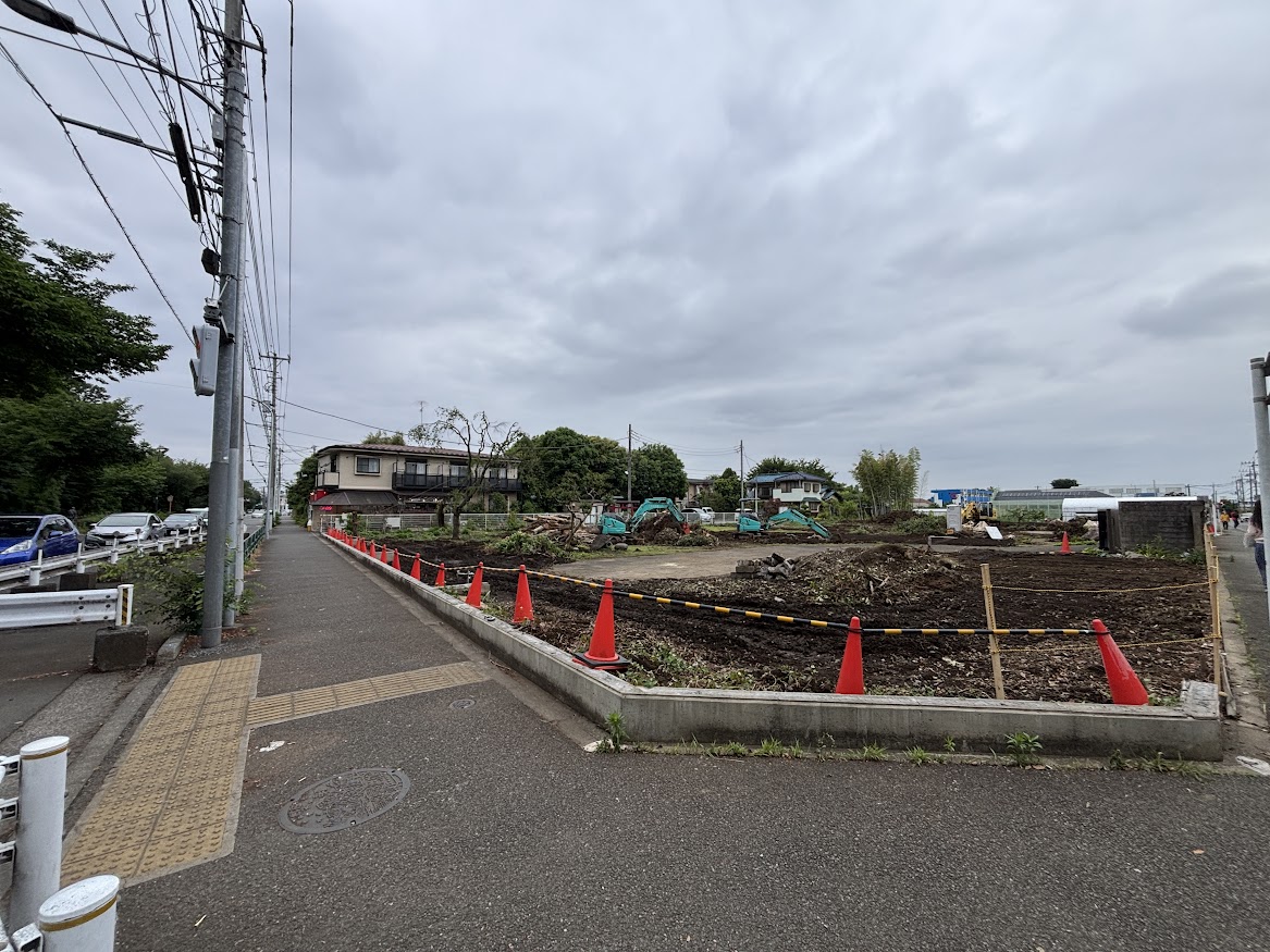 小平市の五日市街道沿い 武蔵野CAFE向かいの事業主がS&D多摩ホールディングス株式会社、物品販売業を含む店舗・自動車修理工場で鉄筋の2階建ての建物予定地