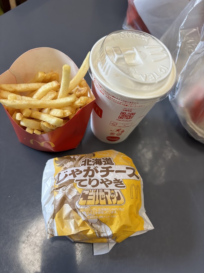 マクドナルドでテイクアウトしてきた北海道じゃがチーズてりやき バーガーのセット(サイドはポテト、ドリンクはバニラシェイク)