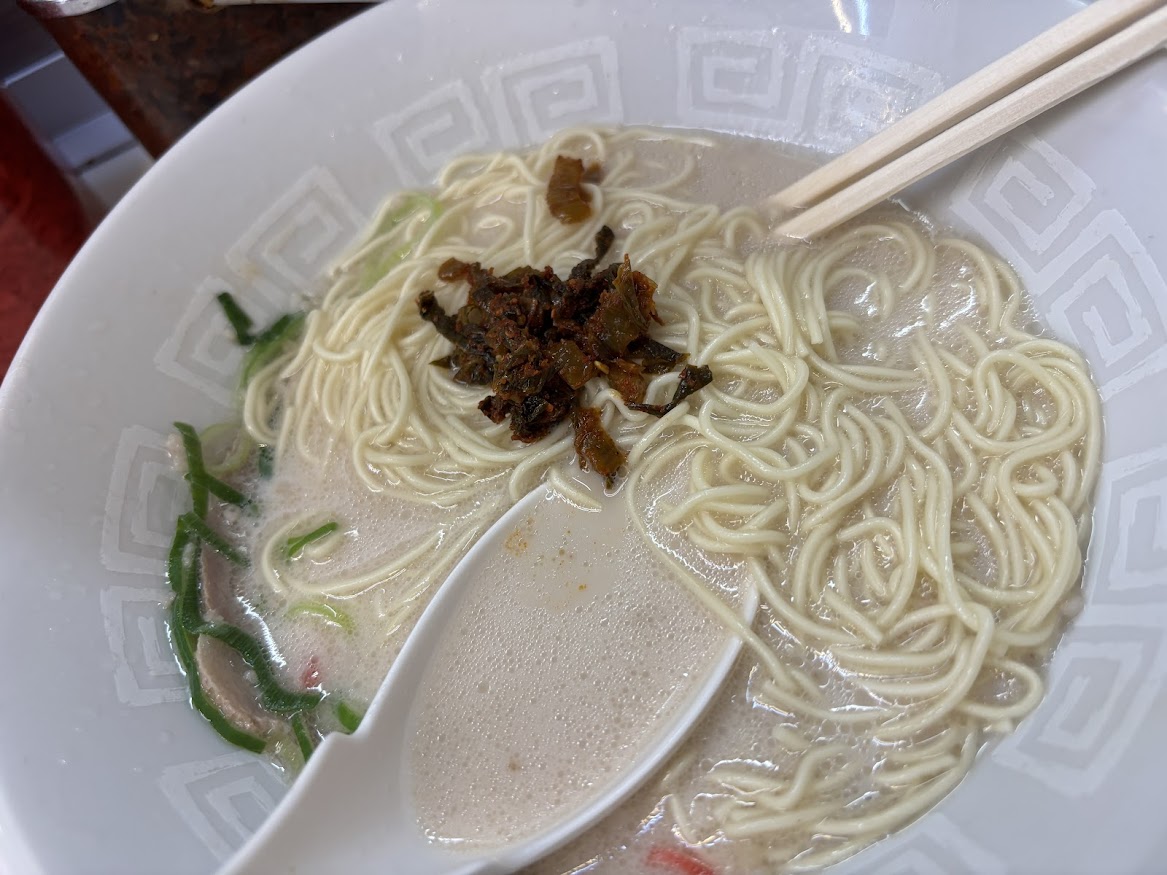 ラーメン（豚骨ラーメン）で更に替玉1玉と超辛い産直高菜