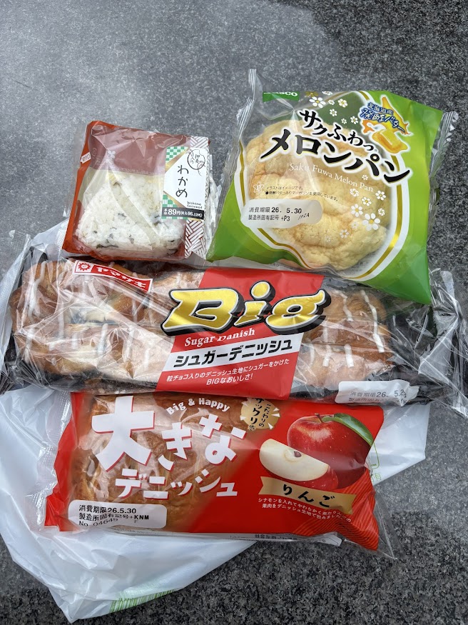 まいばすけっと 代々木1丁目店で買って昼飯に食べた押麦入り わかめおにぎり、Pasco サクふわっ メロンパン（北海道産発酵バター）、ヤマザキ Big シュガーデニッシュ、第一パン 大きなデニッシュ りんご